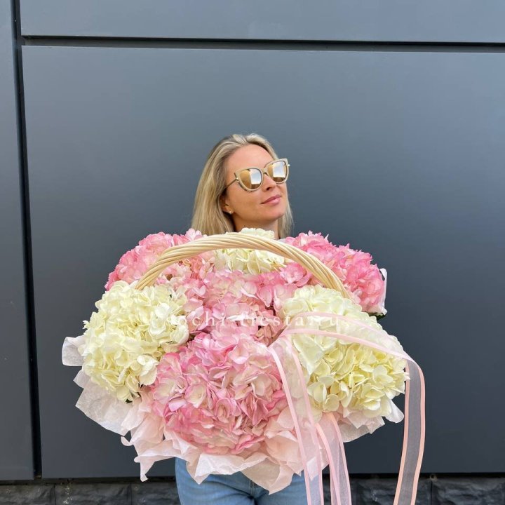 7 гортензий в корзине с доставкой в Нижнем Тагиле