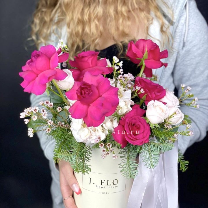 Новогодняя композиция в коробке пинк розе в Нижнем Тагиле