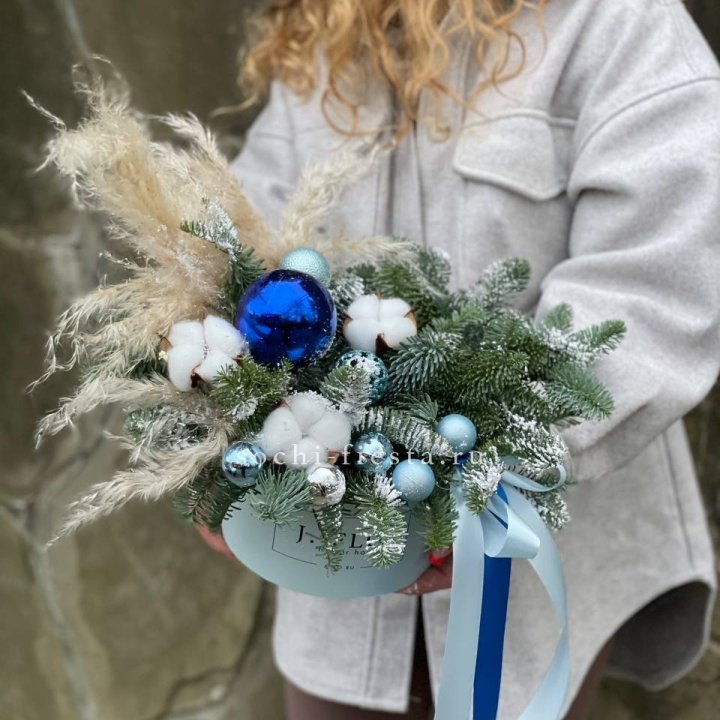 Новогодняя композиция в коробке блю в Нижнем Тагиле