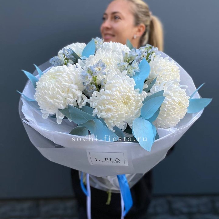 Букет хризантем Бигуди и дельфиниума  в Нижнем Тагиле