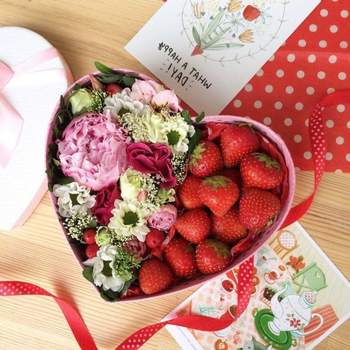 Бокс с клубникой и цветами в Нижнем Тагиле