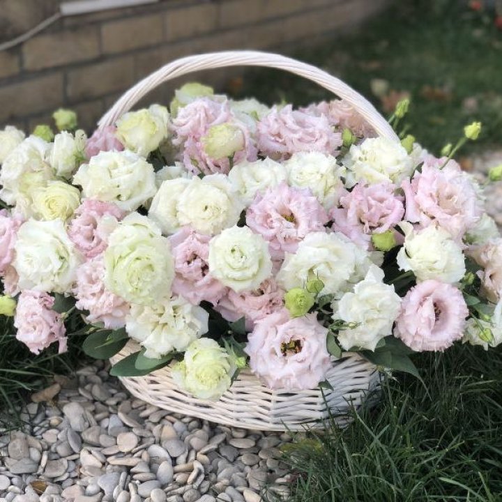 Корзина с эустомой в Нижнем Тагиле