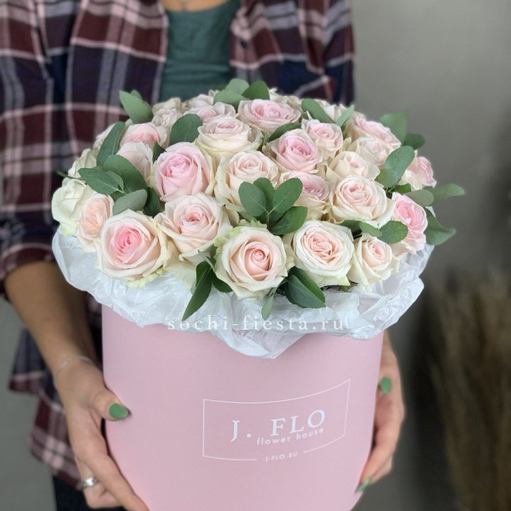 35 розовых роз в цилиндре в Нижнем Тагиле