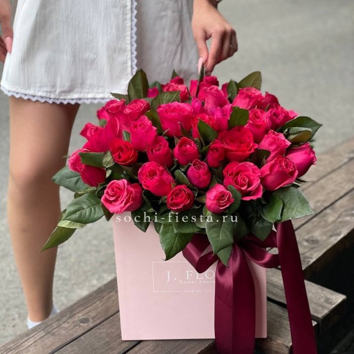 55 алых роз в кубе в Нижнем Тагиле