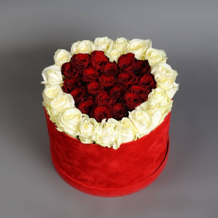 39 красных и белых роз в цилиндре в Нижнем Тагиле
