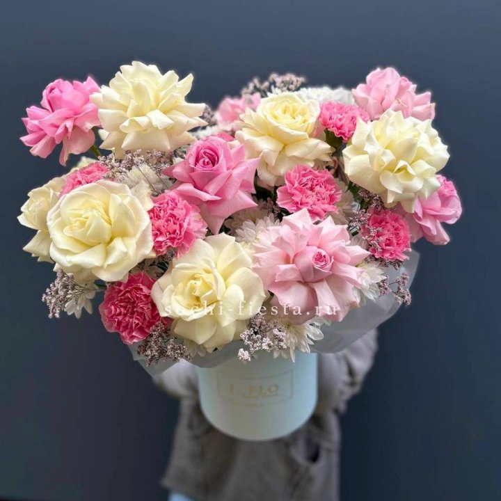 Коробка французских роз и диантусов "Бони" в Нижнем Тагиле