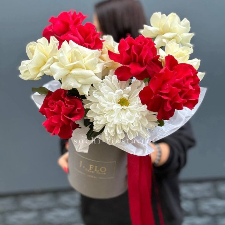 Французские розы с хризантемой в боксе в Нижнем Тагиле