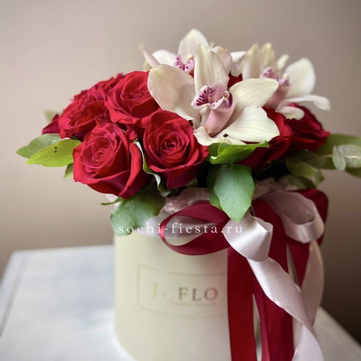 Розы и орхидеи в боксе в Нижнем Тагиле