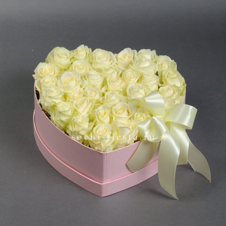 35 белых роз в коробке "Сердце" в Нижнем Тагиле