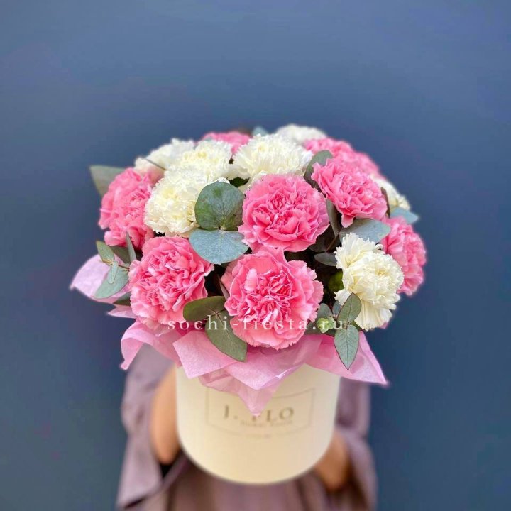 Диантусы в цилиндре в Нижнем Тагиле