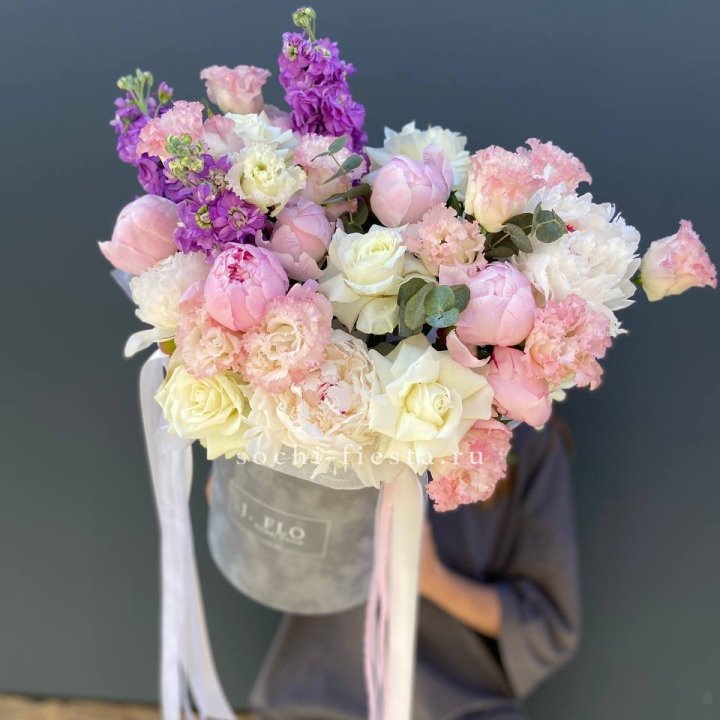 Дизайнерский цилиндр с пионами "Ривьера" в Нижнем Тагиле