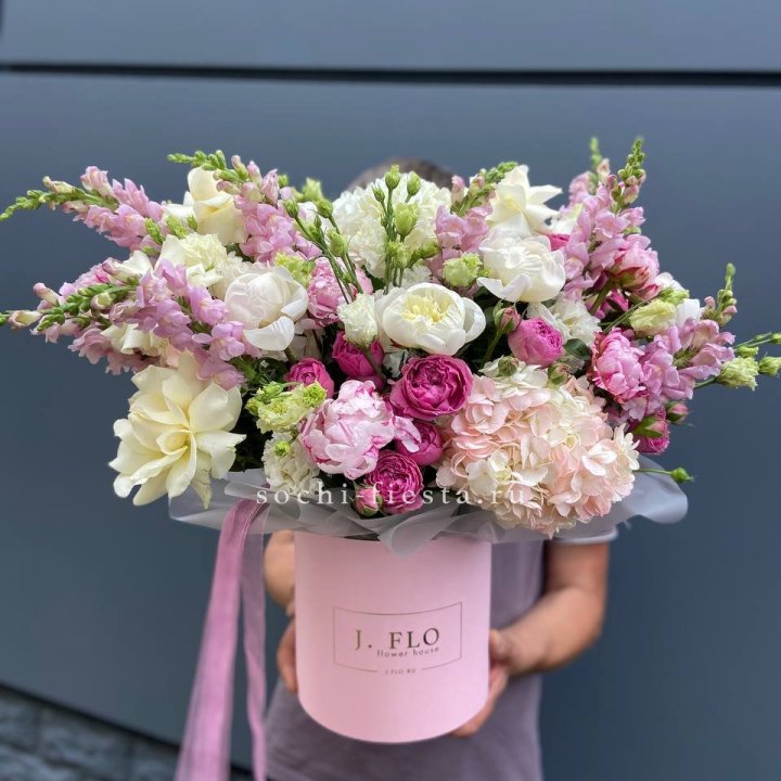 Дизайнерский цилиндр с пионами "Саманта" в Нижнем Тагиле