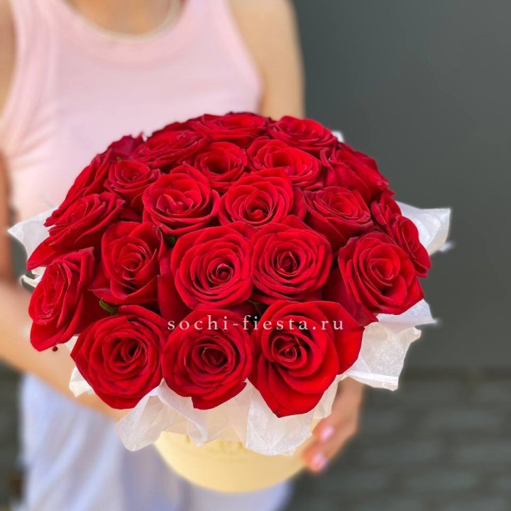 Красные розы в цилиндре в Нижнем Тагиле