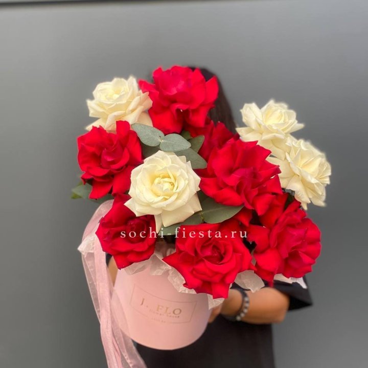 13 Французских роз в боксе в Нижнем Тагиле
