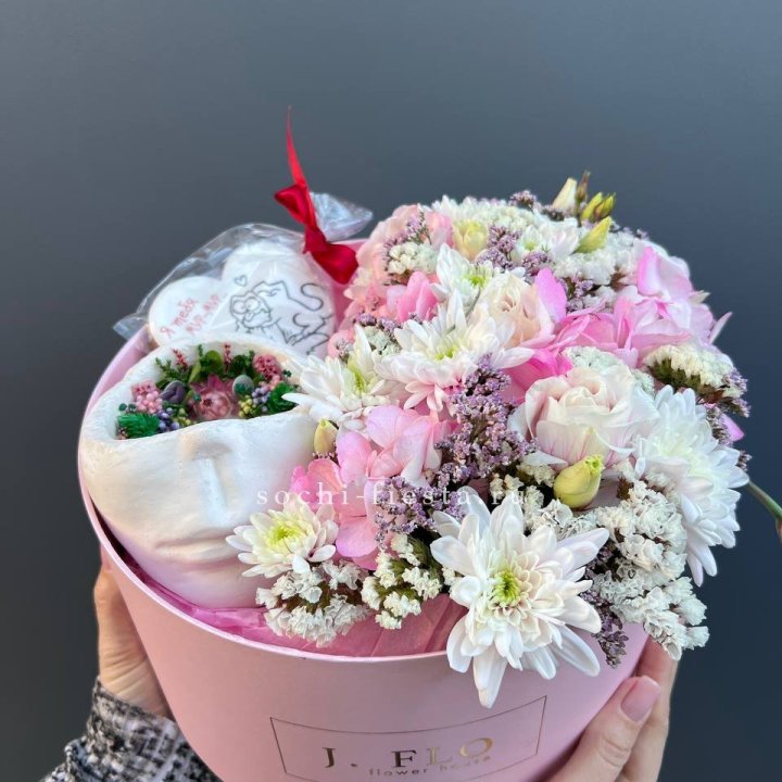 Цветы и свеча в коробке в Нижнем Тагиле