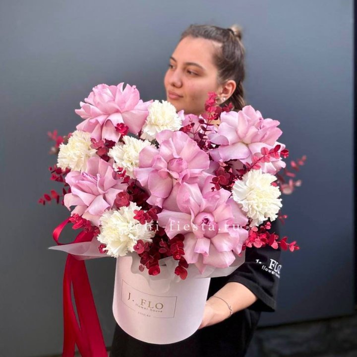 Бокс с французскими розами "Вела вита" в Нижнем Тагиле