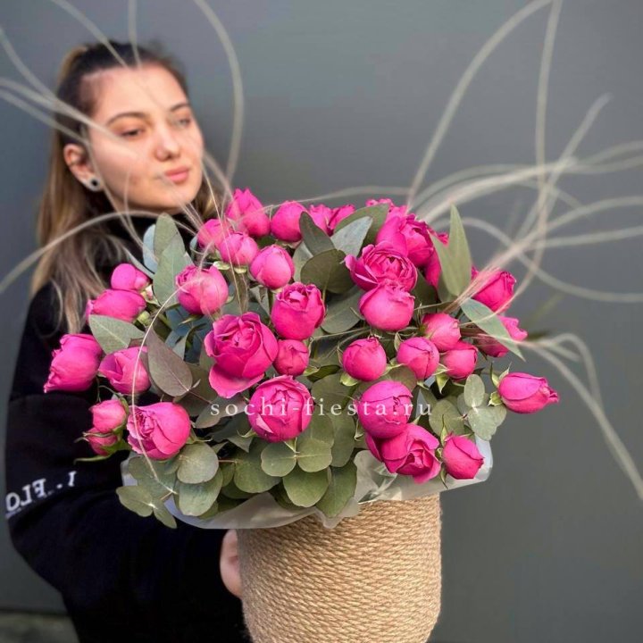 Пионовидные розы Мисти Бабблс в джутовом кашпо в Нижнем Тагиле