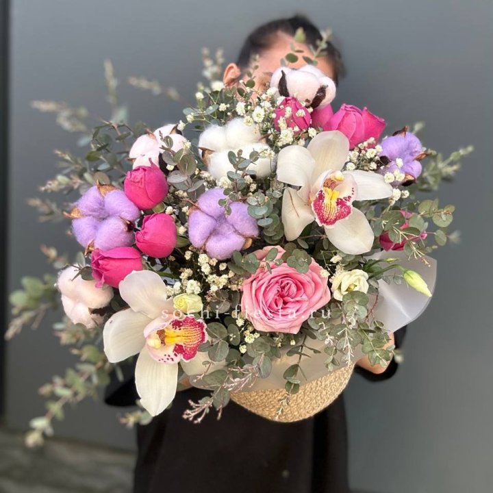 Орхидея и розы в джутовом кашпо в Нижнем Тагиле