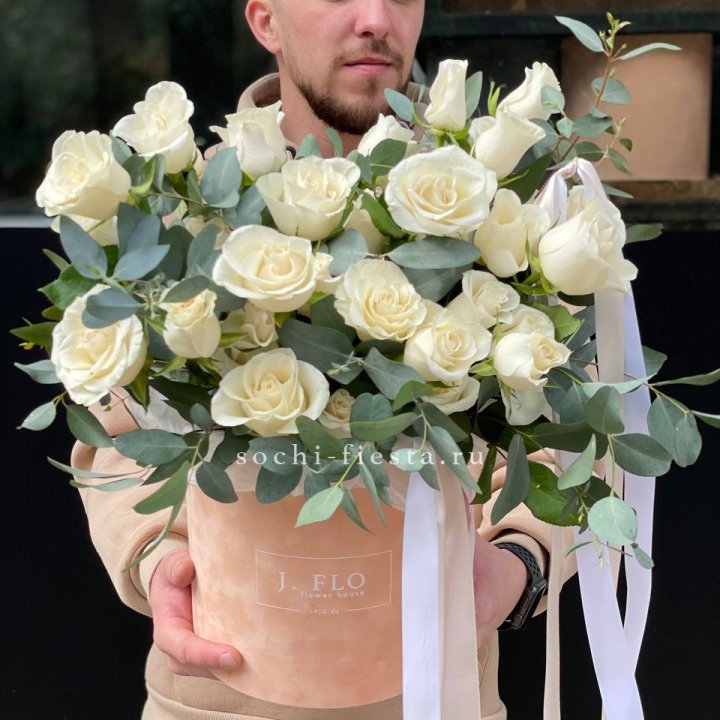 41 белая роз в бархатном боксе в Нижнем Тагиле