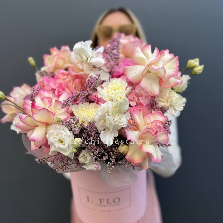 Цветочная композиция "Глория" в боксе в Нижнем Тагиле