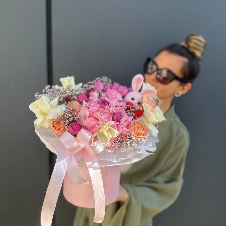 Дизайнерский цилиндр с игрушкой "Лола" в Нижнем Тагиле