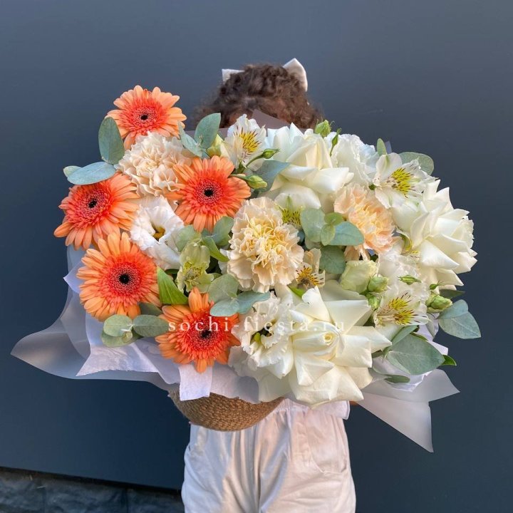 Розы и герберы в джутовом кашпо "Георгино" в Нижнем Тагиле