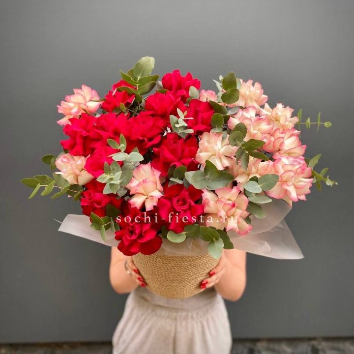 25 Французских роз в джутовом кашпо  в Нижнем Тагиле