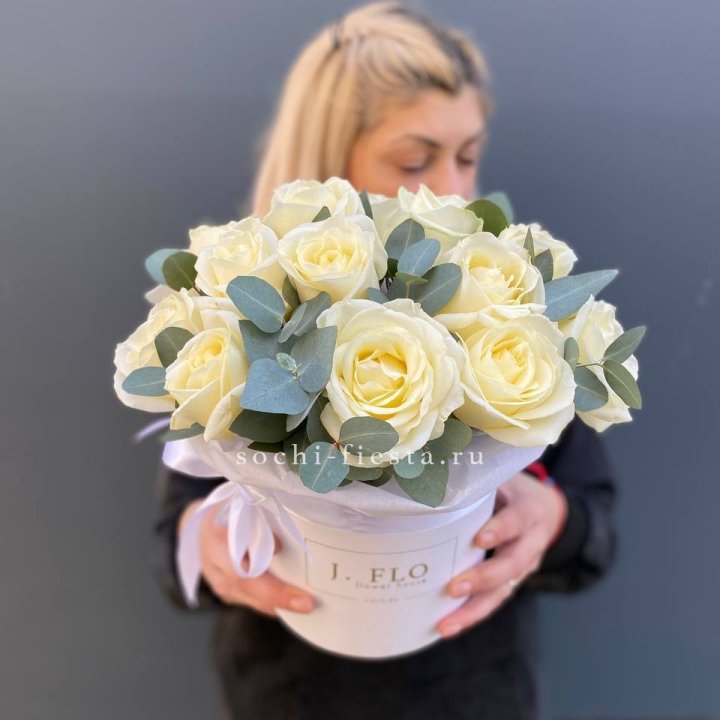 15 белых роз в боксе в Нижнем Тагиле