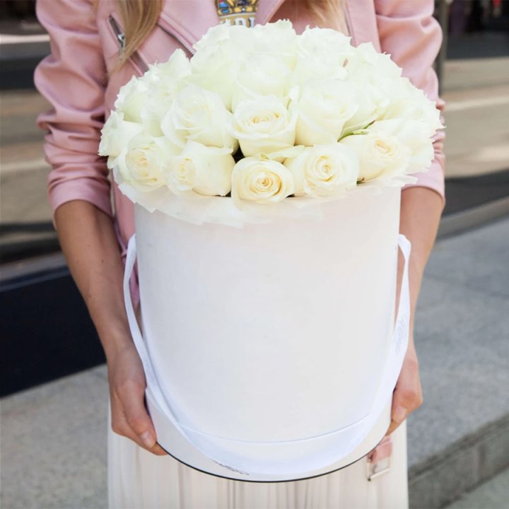 35 белых роз в цилиндре в Нижнем Тагиле