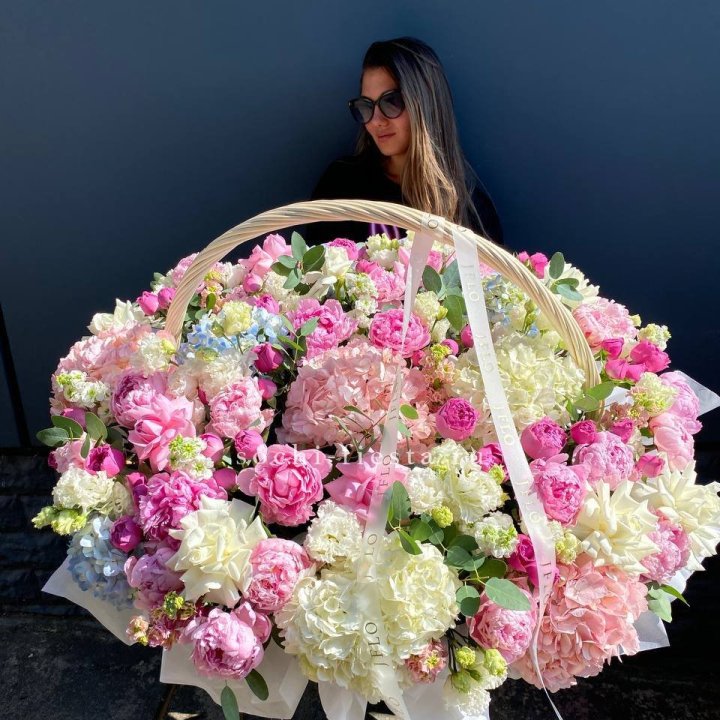 Цветочная корзина из пионов и пионовидных роз "Перфекте" в Нижнем Тагиле