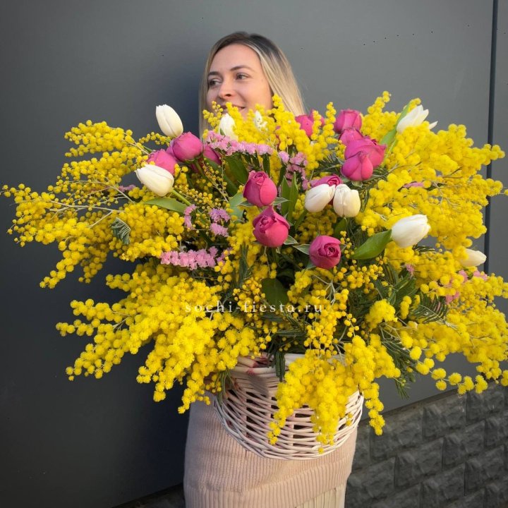 Цветочная корзина с мимозой "Спринг" в Нижнем Тагиле
