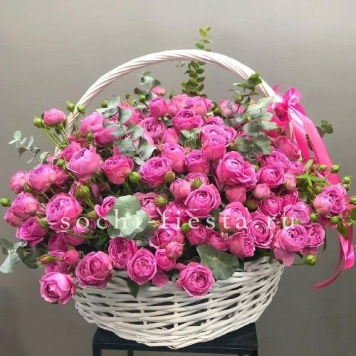 65 пионовидных кустовых роз в корзине в Нижнем Тагиле
