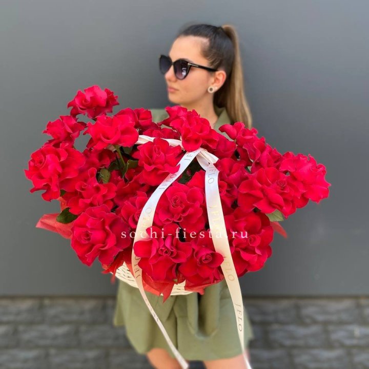 Красные французские розы в корзине в Нижнем Тагиле