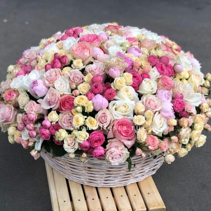Цветочная корзина из пионов и пионовидных роз "Юниверсити" в Нижнем Тагиле