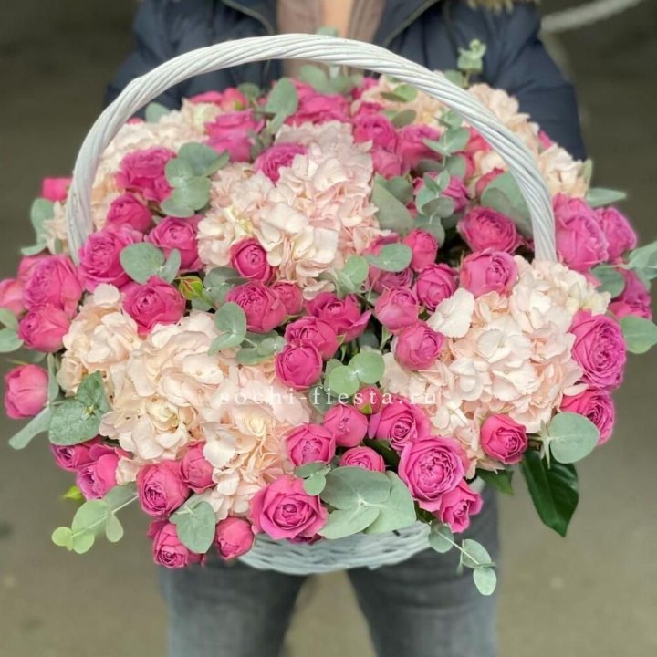 Корзина с гортензией и Мисти Баблс в Нижнем Тагиле