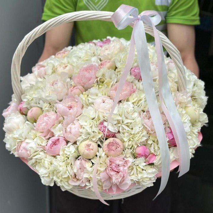 Премиум корзина гортензий и пионов в Нижнем Тагиле