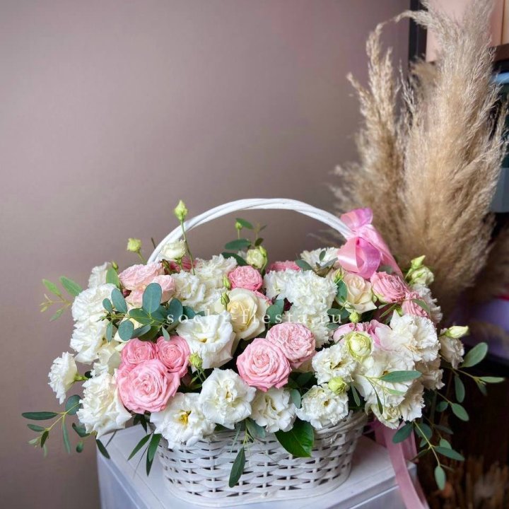 Цветочная корзина "Пинки вайт" в Нижнем Тагиле