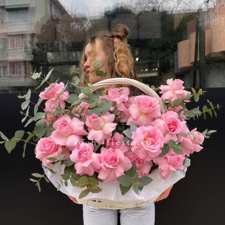 25 роз в цветочной корзине  в Нижнем Тагиле