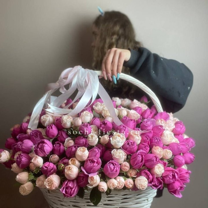 Премиум корзина пионовидных кустовых роз в Нижнем Тагиле