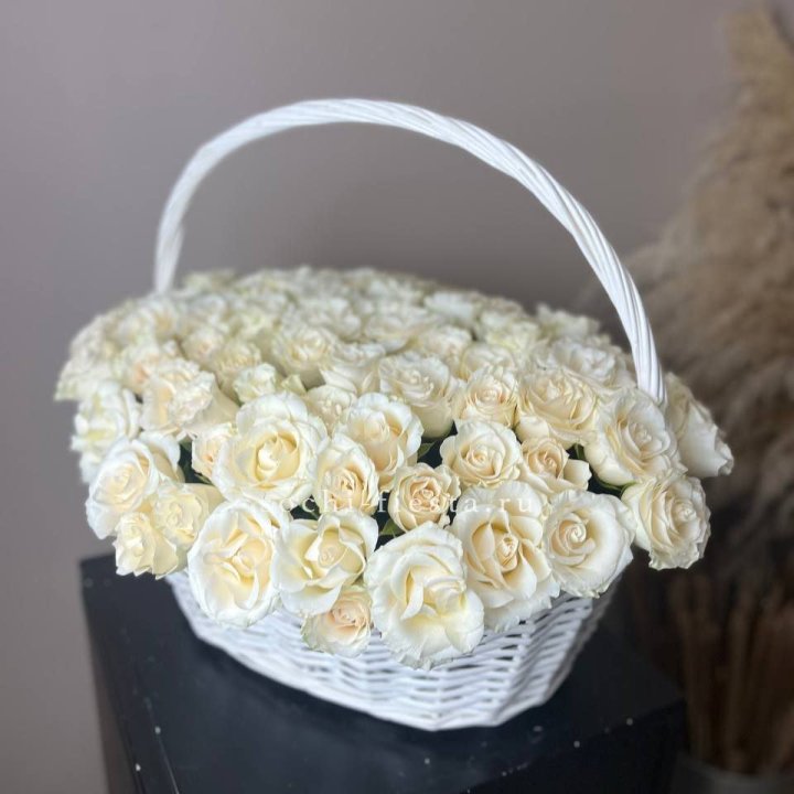 101 белая роза в корзине в Нижнем Тагиле