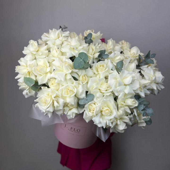 37 белых роз в боксе в Нижнем Тагиле