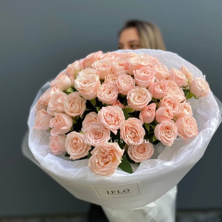 Букет кустовых роз Бомбастик с доставкой в Нижнем Тагиле