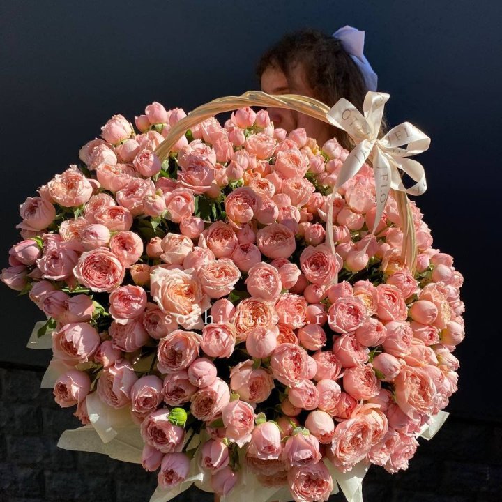 Корзина из пионовидных роз в Нижнем Тагиле