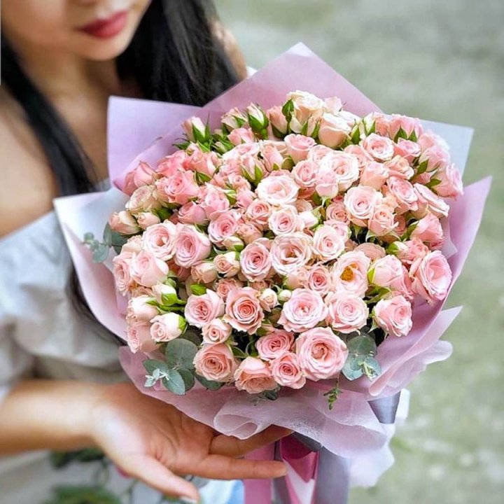 Кустовые розы с эвкалиптом в Нижнем Тагиле