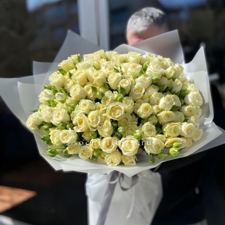 Белые кустовые розы 31 шт в Нижнем Тагиле
