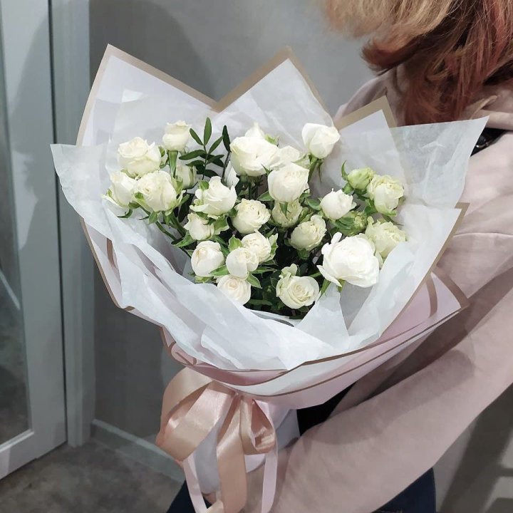 Белоснежные кустовые розы в Нижнем Тагиле