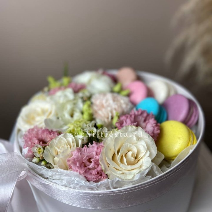 Цветы в цилиндре с макаронс "Прованс" в Нижнем Тагиле