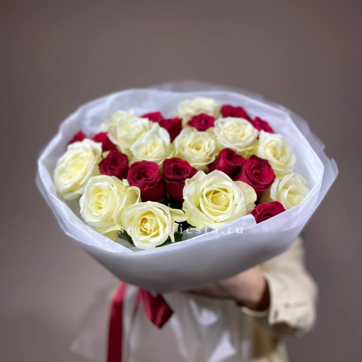 Букет их красных и белых 25 роз в Нижнем Тагиле