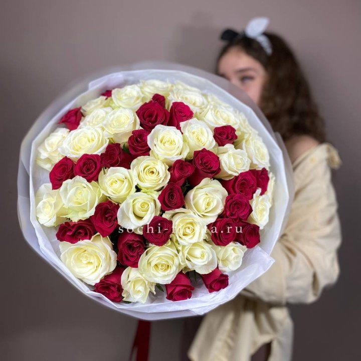 Микс из 55 роз в Нижнем Тагиле