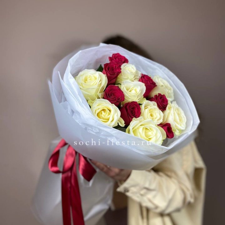 Букет из красных белых 15 роз в Нижнем Тагиле